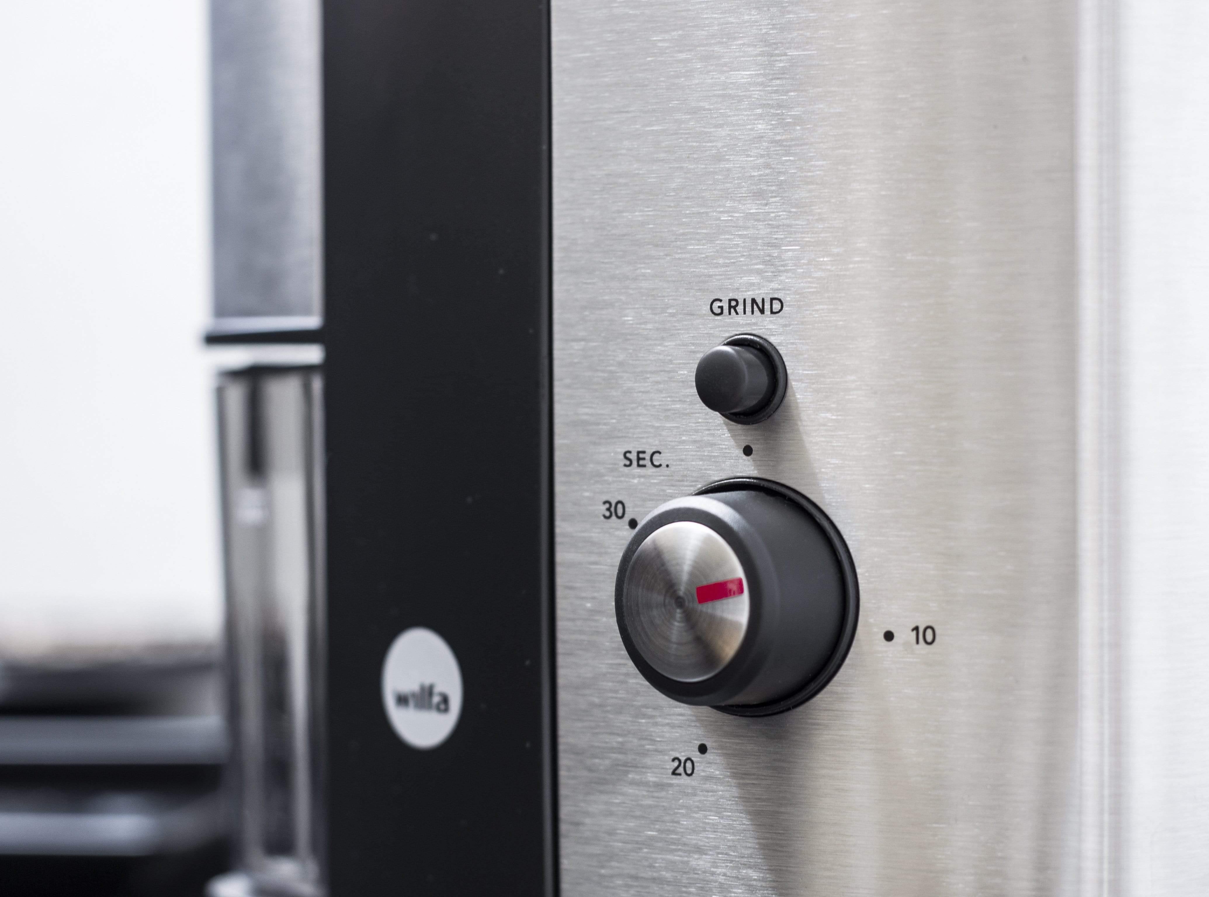 silver wilfa svart electric coffee grinder, close up on grind duration